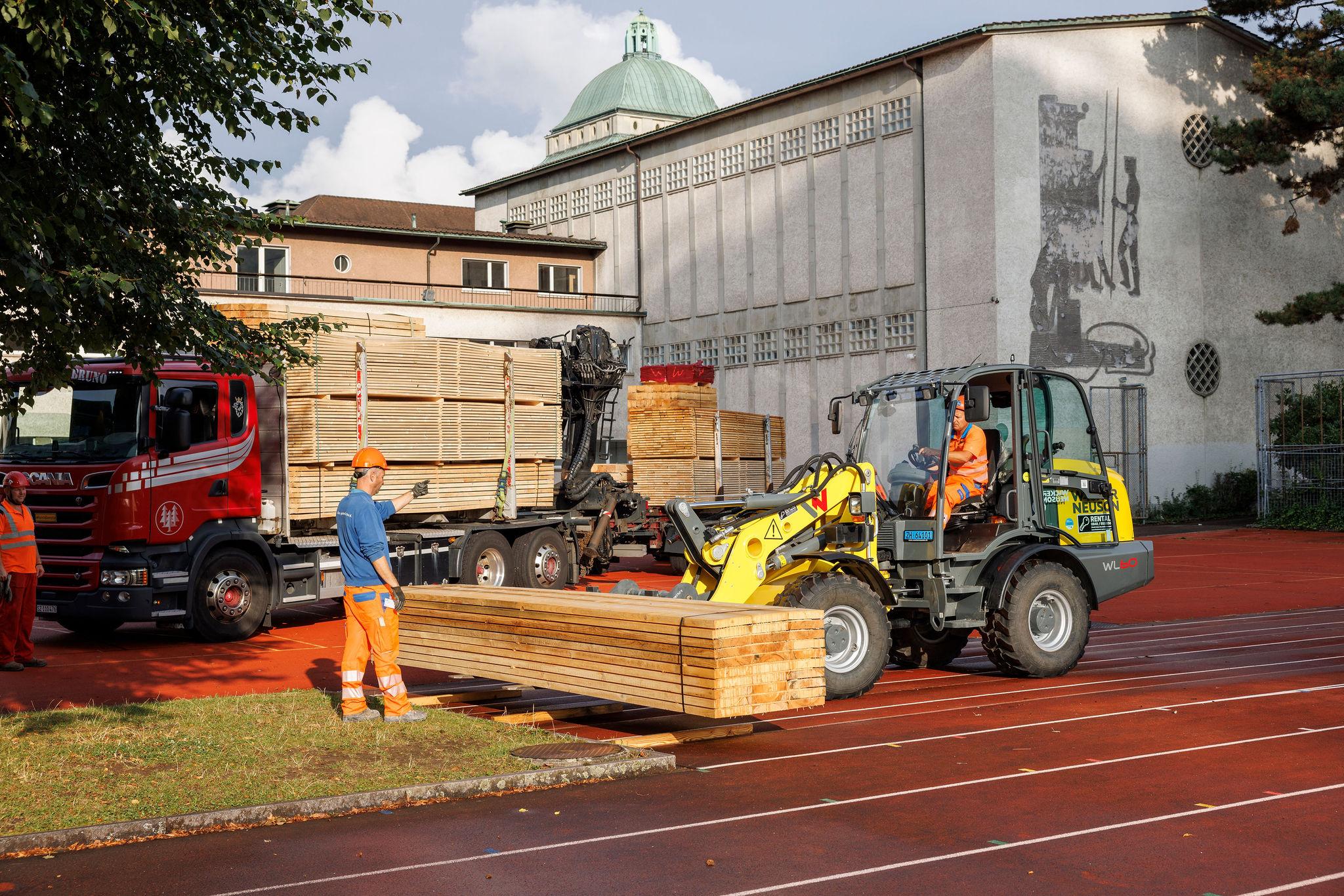 Start der Bauarbeiten mit der Einzäunung der Baustelle.