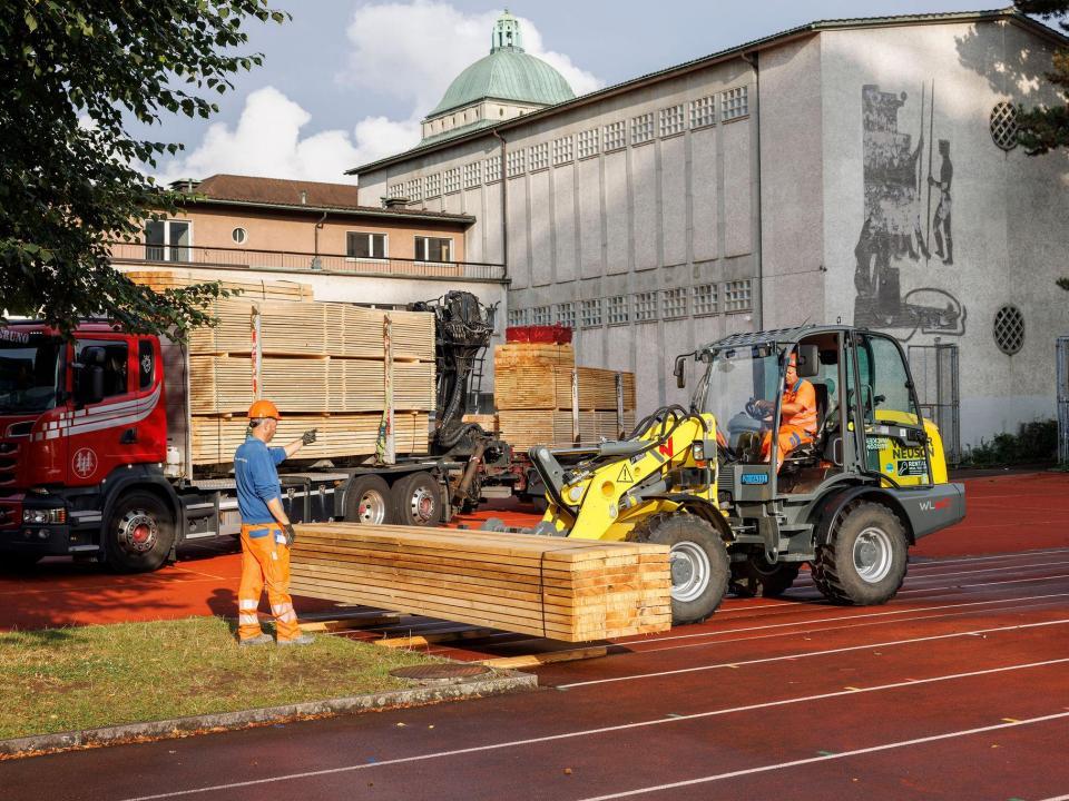 Start der Bauarbeiten mit der Einzäunung der Baustelle.