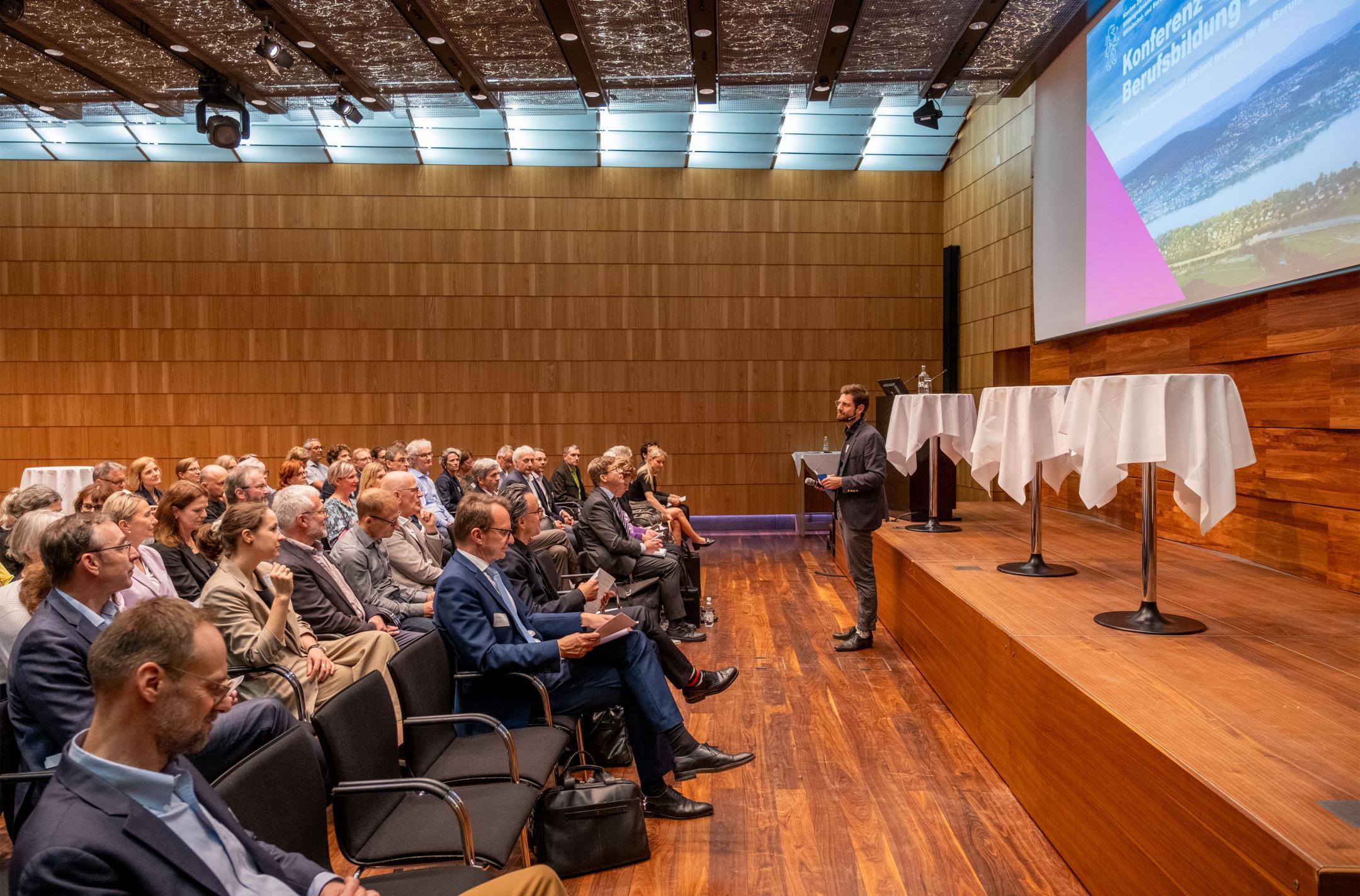 Moderator Dominic Widmer führte durch die Konferenz Berufsbildung 2024