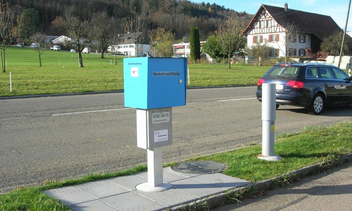 Eine Messstelle erfasst an einer Strasse den vorbeifahrenden Verkehr.