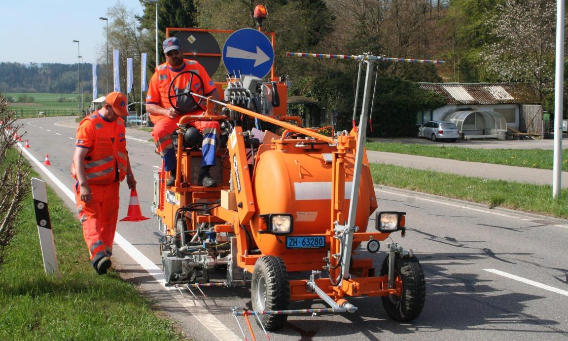 TBA-Mitarbeitende beim Markieren einer Strasse mit einem Spezialfahrzeug