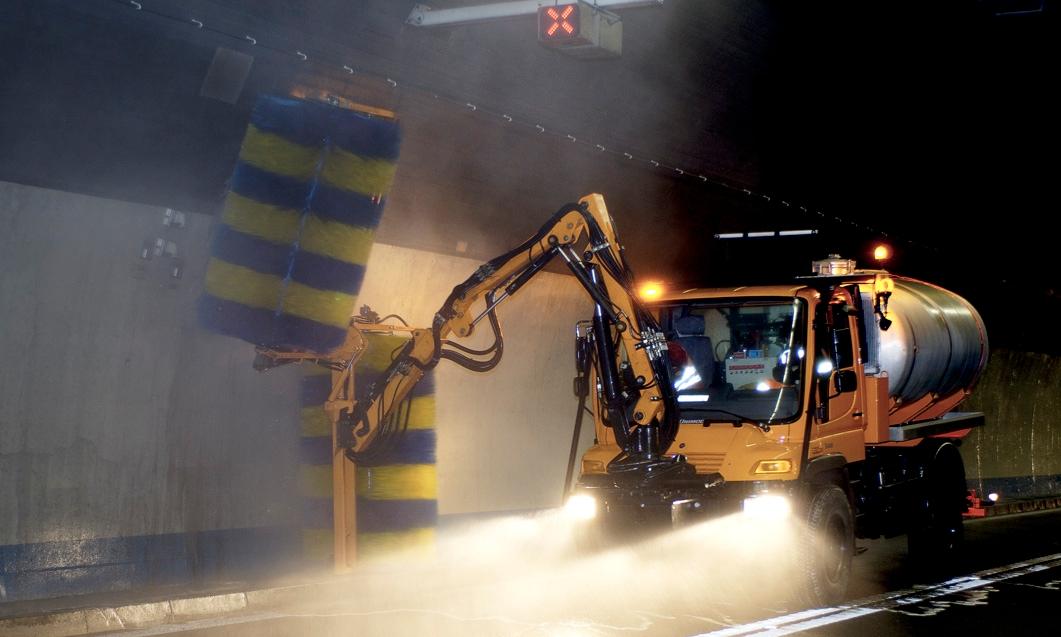 Ein Reinigungsfahrzeug beim Reinigen von Tunnelwänden mit grossen Rundbürsten