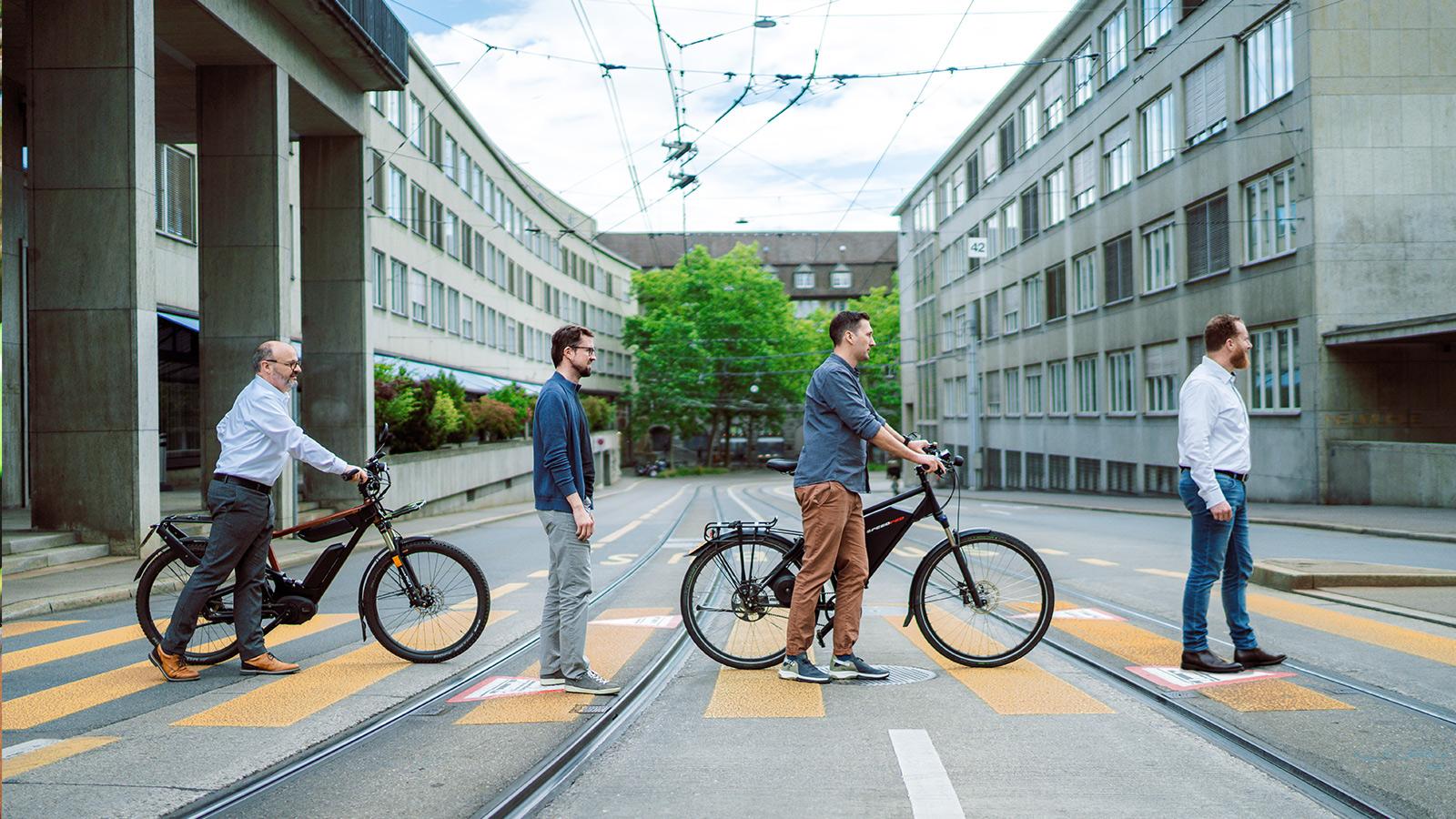 Das Team der Fachstelle Veloverkehr im Stile der Beatles Aufnahme in der Abbey Road 2023