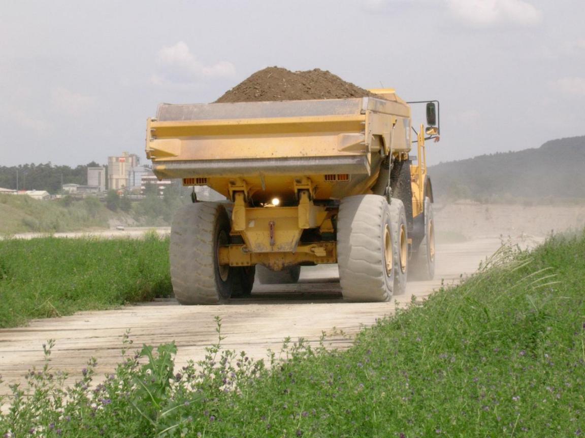 Ein Dumper fährt auf einer bodenschonenden Piste