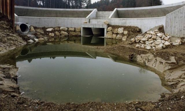 Eine Strassenabwasserbehandlungsanlage mit Betonkonstuktion im Hintergrund