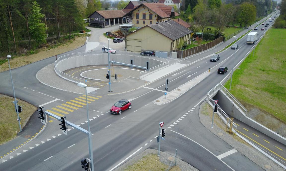 Die Kreuzung Wehntalerstrasse ca. Höhe Katzensee mit Unterführung und Lichtsignalanlagen.