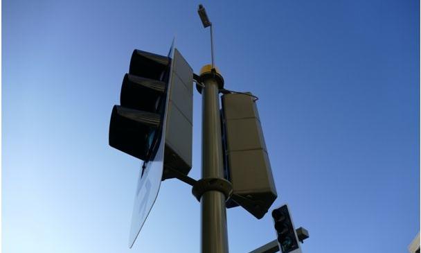 Eine Lichtsignalanlage vor strahlend blauem Himmel