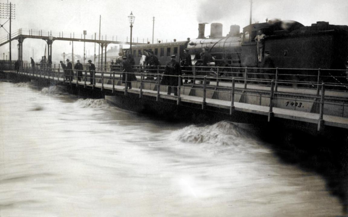 Hochwasser 1910 unter dem Hauptbahnhof Zürich.