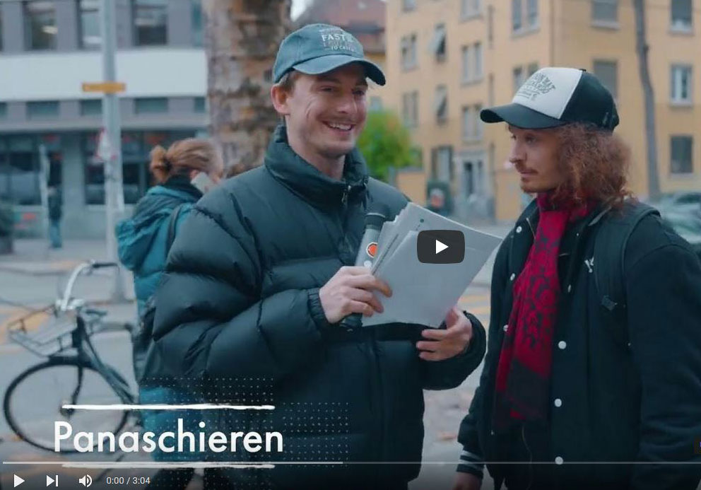 Videostill des Anleitungsvideos für die Kantons- und Regierungsratswahlen 2023. Cedi Schild im Gespräch mit einem Interviewpartner auf der Strasse.