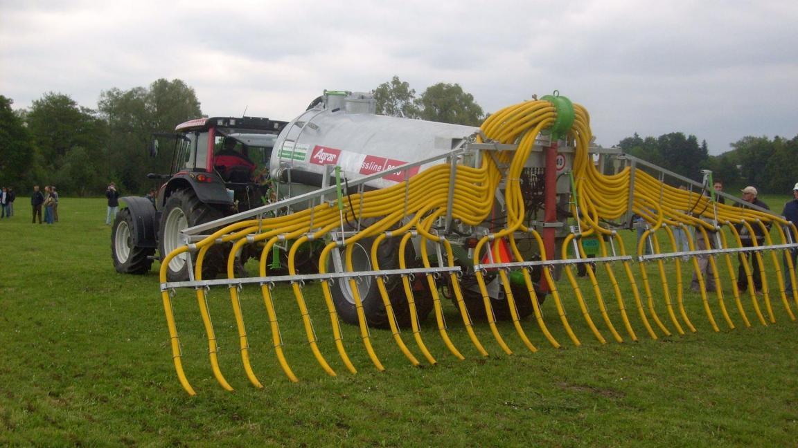 Ein Traktor mit Schlappschlauch.