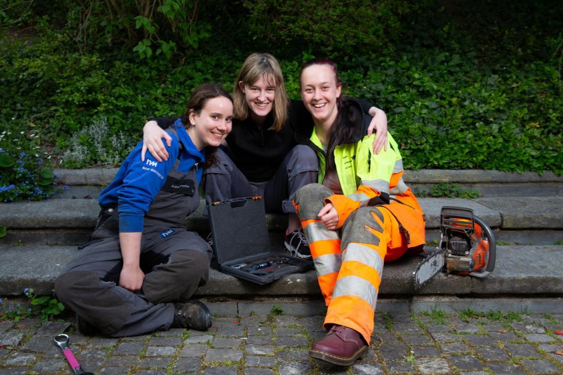 Die drei Handwerkerinnen, die in M??nnerberufen arbeiten, unterst??tzen sich gegenseitig.
Winterthur, 21.4.2021