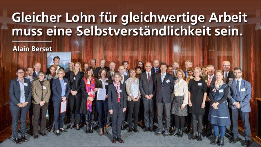 Zitat Alain Berset: «Gleicher Lohn für gleichwertige Arbeit muss eine Selbstverständlichkeit sein.» - Es sind Vertreterinnen von 34 staatsnahen Betrieben zu auf einem Gruppenfoto zu sehen. 