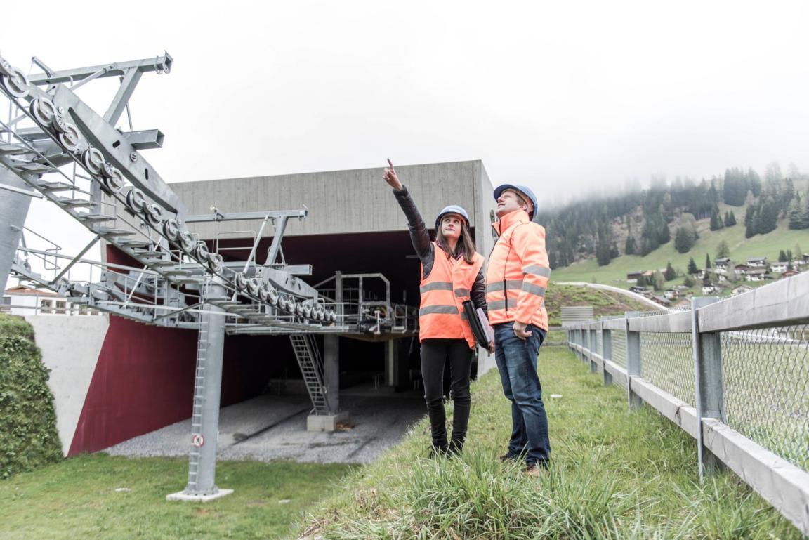 Eine Ingenieurin und ein Ingenieur von ewp bei einer Seilbahnstation